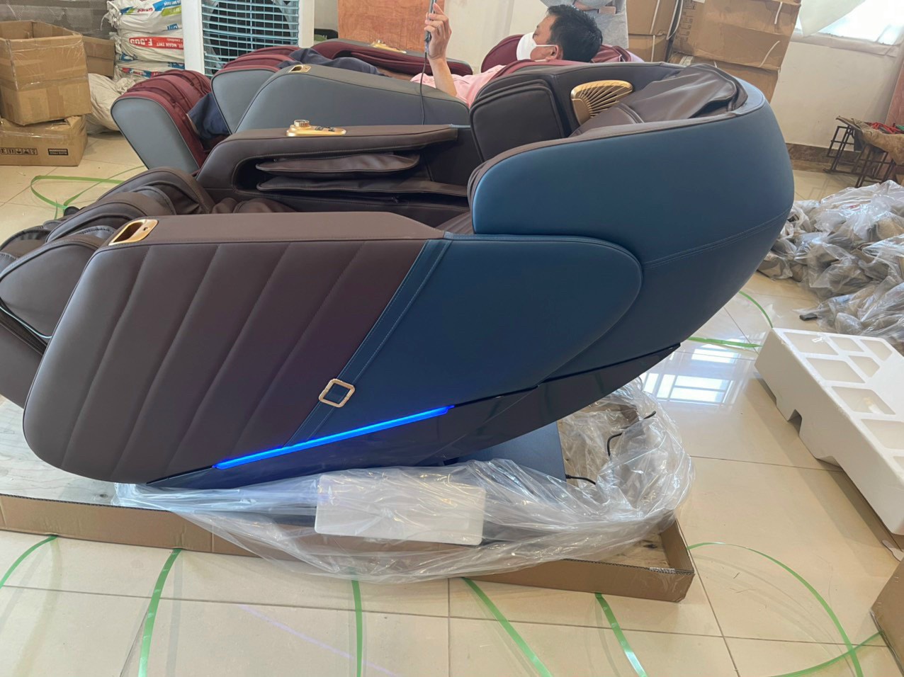 Trong cuộc sống hiện đại, với chiếc ghế massage đặc biệt có thể giúp làm dịu các cơn đau nhức cơ thể do căng thẳng và cơ thể bị sai tư thế gây ra. Sự căng thẳng và những mệt mỏi, áp lực từ cuộc sống hàng ngày có thể ảnh hưởng đến tâm trạng vui vẻ, cản trở chúng ta tận hưởng những điều tốt đẹp của cuộc sống một cách trọn vẹn. Để cuộc sống cân bằng và chúng ta không phải ngày ngày đối mặt với stress thì ngoài các biện pháp thể dục, hoạt động tích cực và ăn uống lành mạnh thì masssage cũng có thể giúp giảm bớt căng thẳng hiệu quả. ĐẶC ĐIỂM CỦA GHẾ MÁT XA CỦA NHẬT: - Công nghệ body scan - quét tự động toàn thân: Ghế sẽ tự động nhận diện cơ thể bao gồm chiều cao, cân nặng, độ cong cột sống từ đó chỉ dẫn con lăn và túi khí mát xa với lực đạo chuẩn xác. Nhờ công nghệ quét toàn thân tự động vô cùng hiện đại,OS – 330 cá nhân hóa trải nghiệm người dùng, cho bạn phút giây massage thực sự thoải mái và dễ chịu nhất. - Nhiệt hồng ngoại tốt cho sức khỏe Chế độ massage làm nóng đào thải độc tố. Đặc biệt ghế massage OS - 330 có túi chườm nóng riêng, có thể dễ dàng chườm nóng tại các vị trí như đầu gối, bắp chân, chân, tay giúp tăng cường lưu thông máu, hỗ trợ điều trị đau thấp khớp. - Điều khiển phím bấm tiện lợi - Massage zero: Với chức năng massage không trọng lực (Zero Graviry) ghế sẽ tự động về phía sau, phần lưng ghế và phần chân ghế sẽ tạo một góc thư giãn tuyệt vời, làm hạn chế tối đa trọng lực tác động lên cột sống. Tính năng hiện đại này có công dụng lớn trong việc thư giãn xương khớp, cột sống, giúp máu lưu thông về tim tốt hơn, giảm nguy cơ mắc bệnh huyết áp, tim mạch.