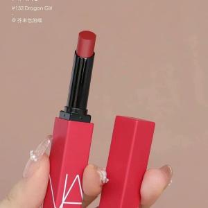 Son Nars mới vừa ra mắt – 𝐌𝐚̀𝐮 132 DRAGON GIRL – Đỏ ruby pha hồng ❤️ Chất son matte siêu mịn khi lướt trên môi, che phủ hoàn hảo vết rãnh môi cho cậu luôn í. Sắc đỏ ruby tôn da châu á cực kỳ, dù nàng sở hữu nước da nào em nó cũng nhẹ nhàng cân hết 😘