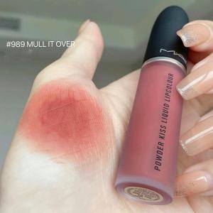 Son kem Mac Powder Kiss Liquid Lipcolour Màu 989 Mull It Over – Cam Hồng Đất